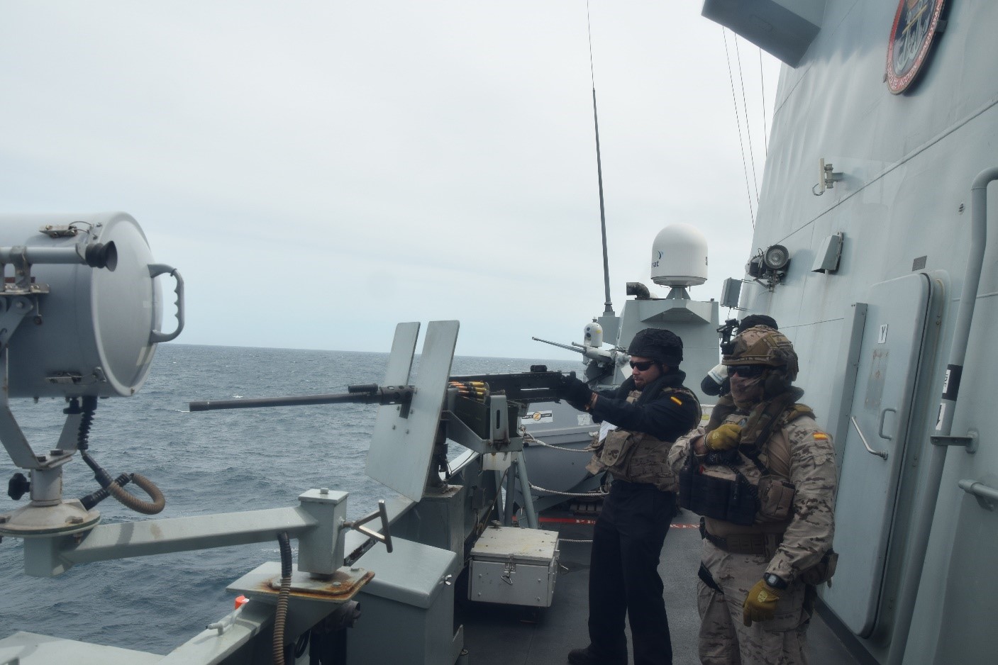 El BAM 'Audaz' realiza un ejercicio de tiro diurno con armas portátiles