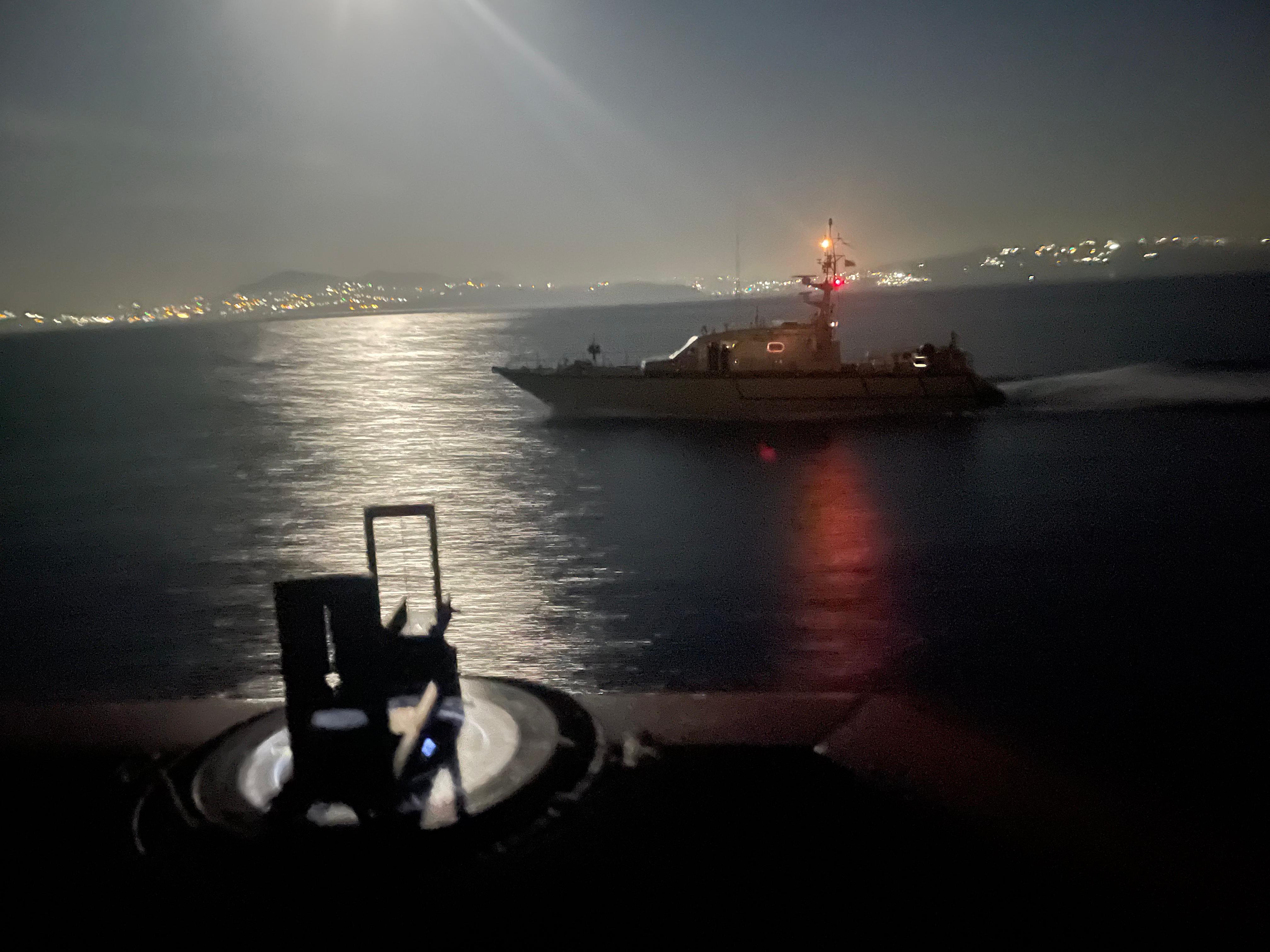El ‘Tagomago’ junto al ‘Isla de León’ en aguas del mar de Alborán.