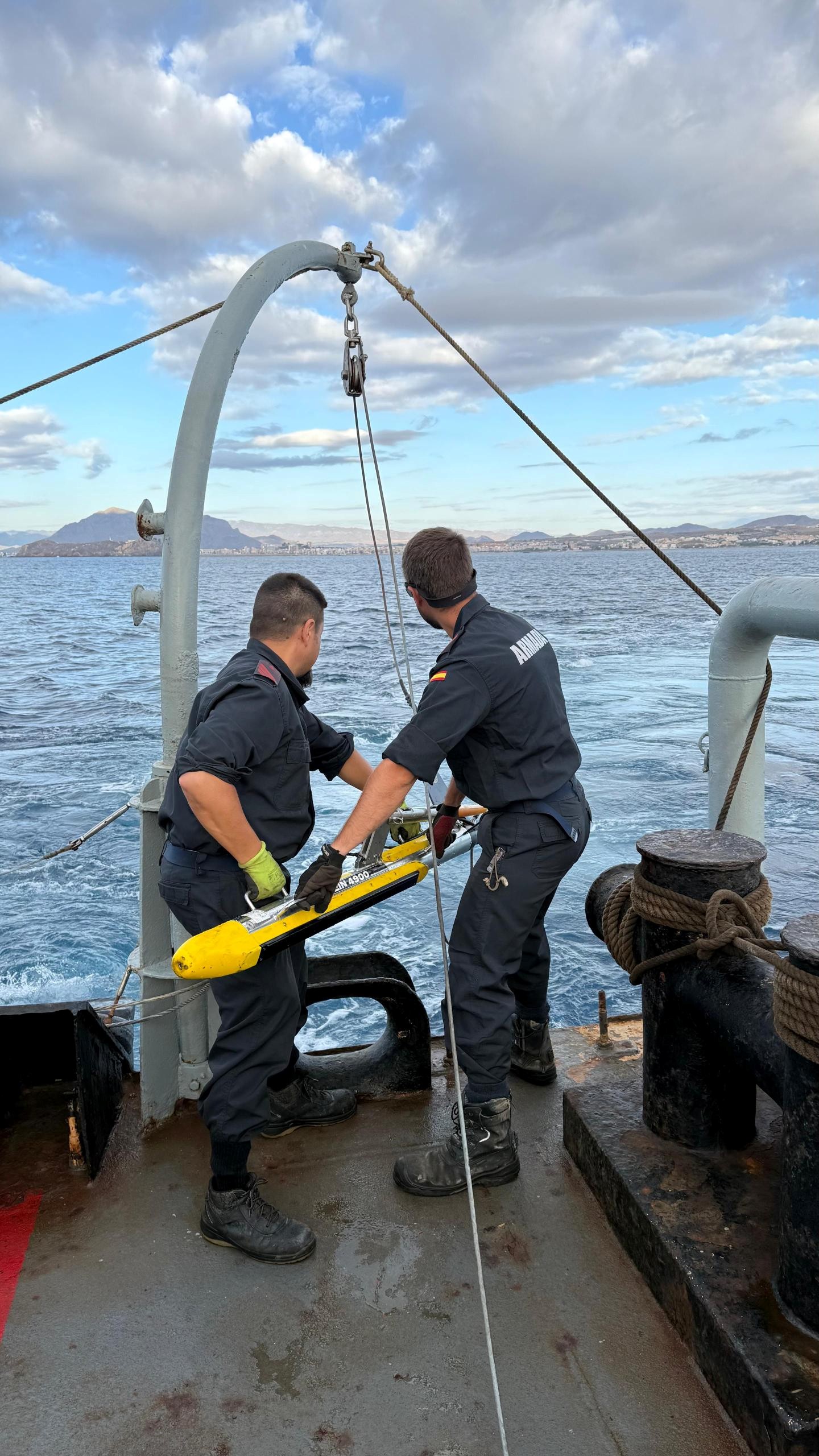 La dotación del Neptuno durante sus trabajos a bordo