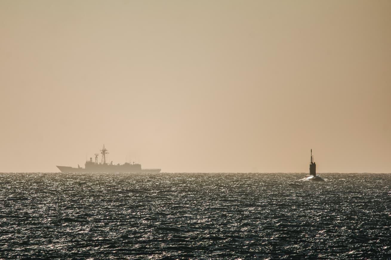 La “Reina Sofía” vigila el paso por aguas nacionales del submarino ruso