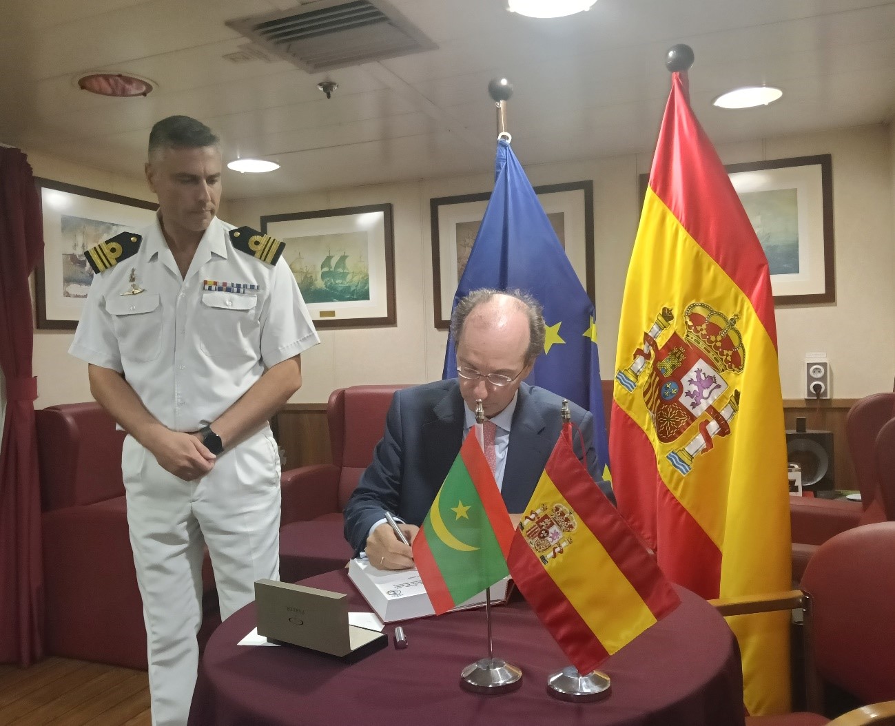 Firma del embajador de España en Mauritania del Libro de Honor del ‘Relámpago’