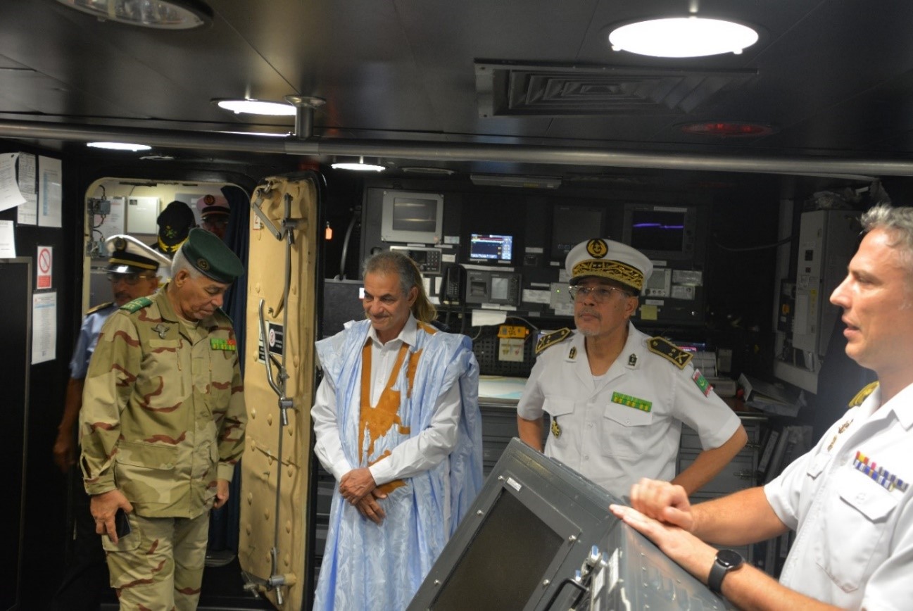 Almirante Jefe del Estado Mayor de la Armada mauritana durante su visita al buque español