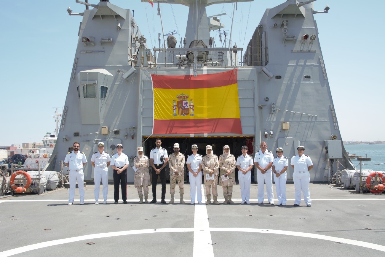 Representación de Fuerzas Armadas mauritanas y dotación a bordo del BAM ‘Relámpago’