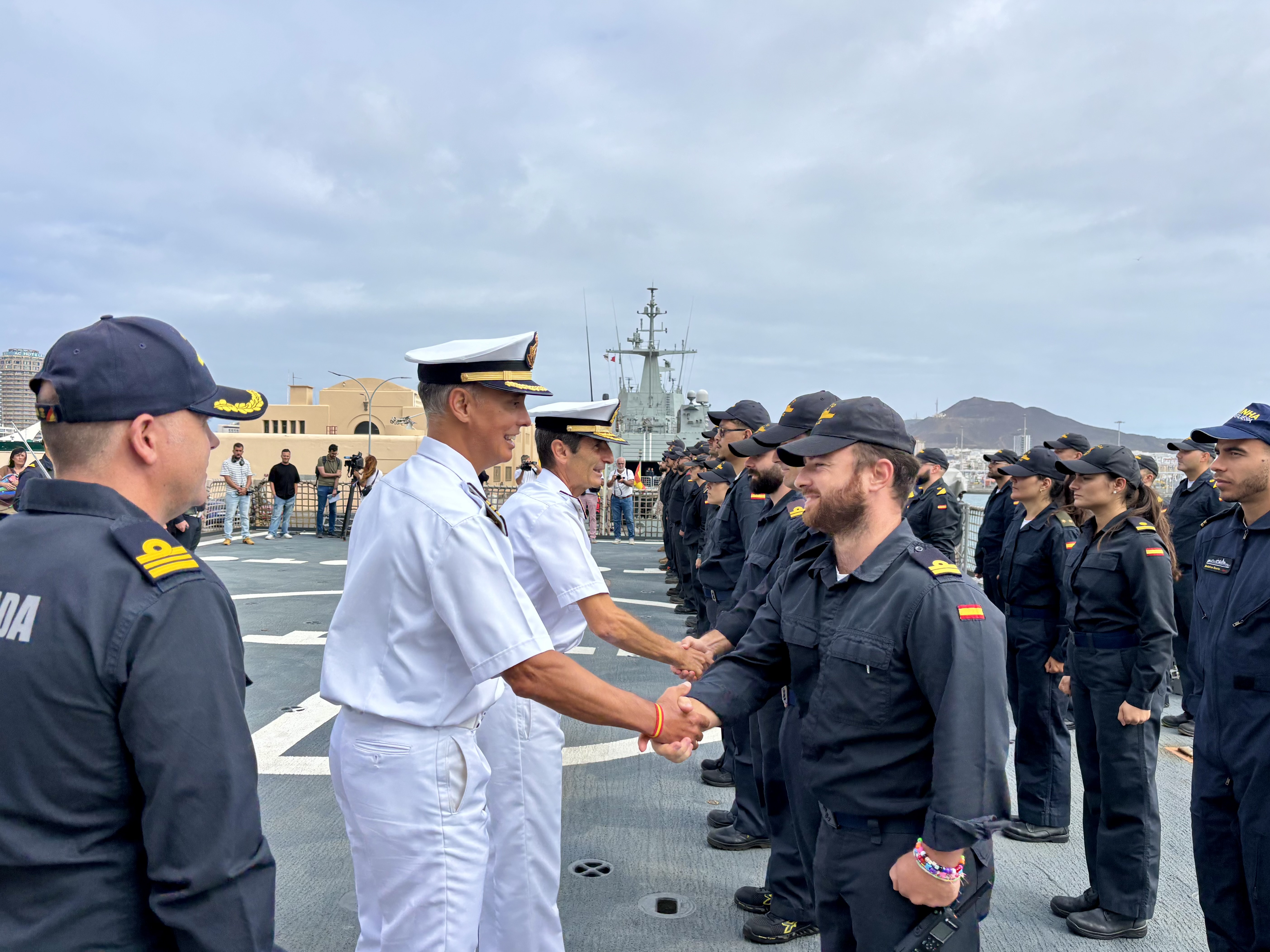 Saludo a los miembros de la dotación