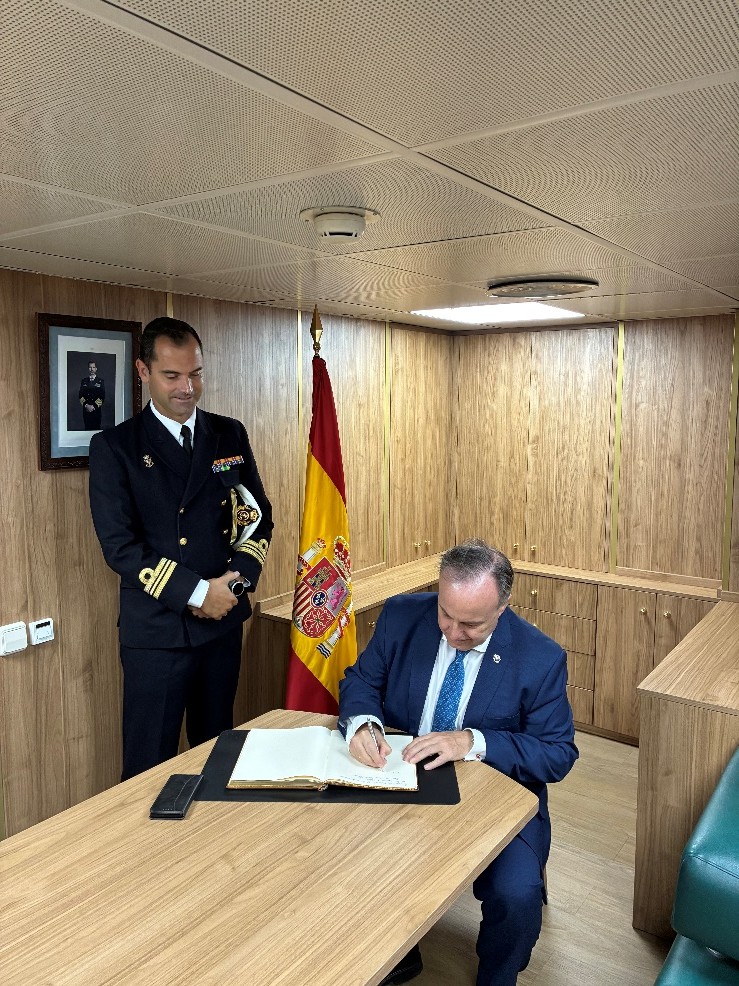 Embajador firmando en el Libro de Honor