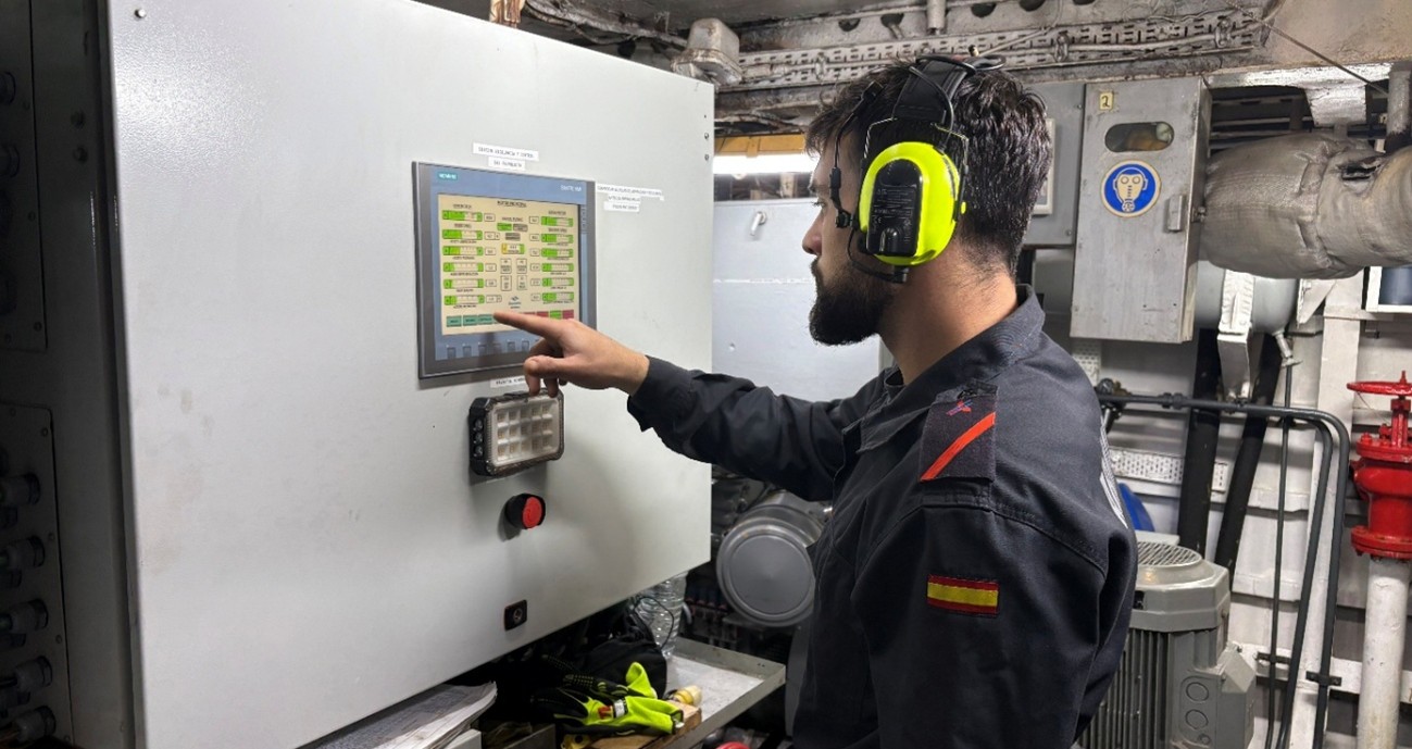 Personal del servicio de máquinas poniendo a punto los equipos