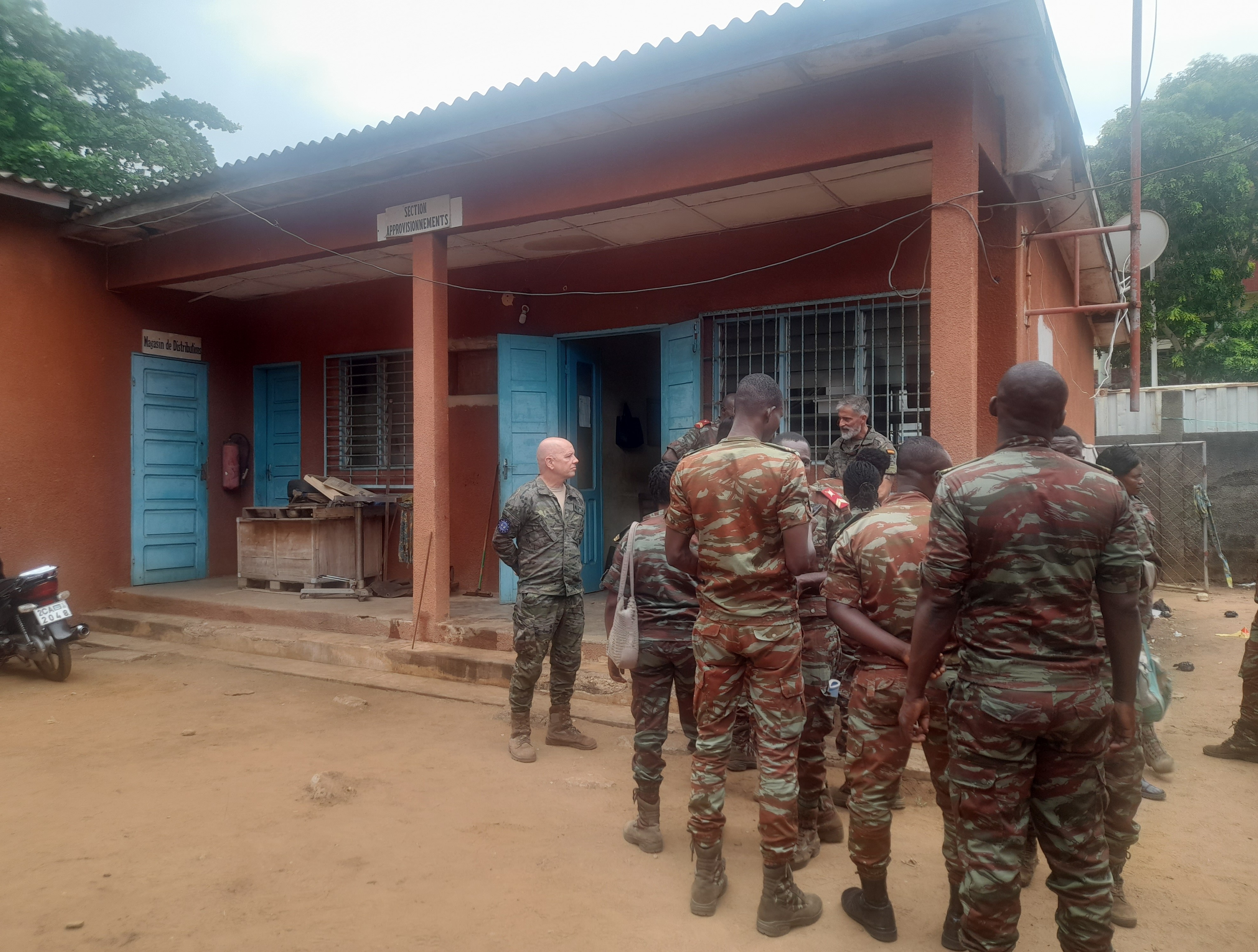 Imagen de una visita a un almacén del ejército beninés