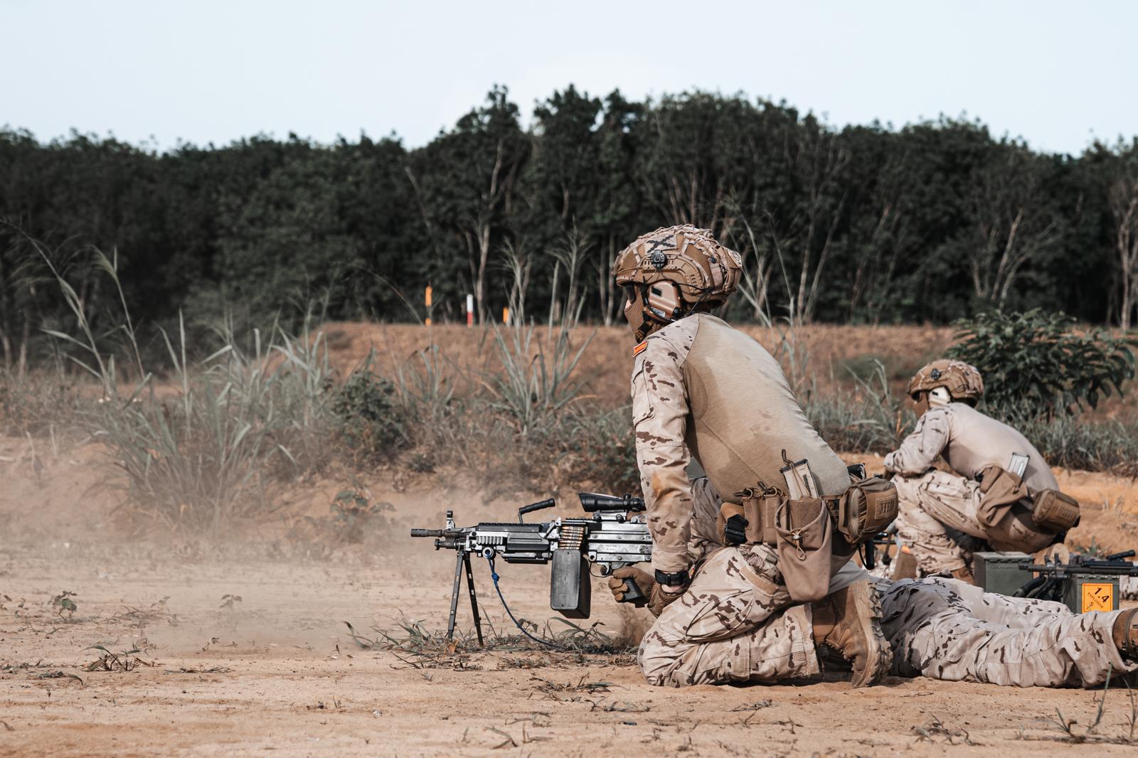 Ejercicio de tiro con armas portátiles en base de Jacqueville de la Marina Nacional de Costa de Marfil.