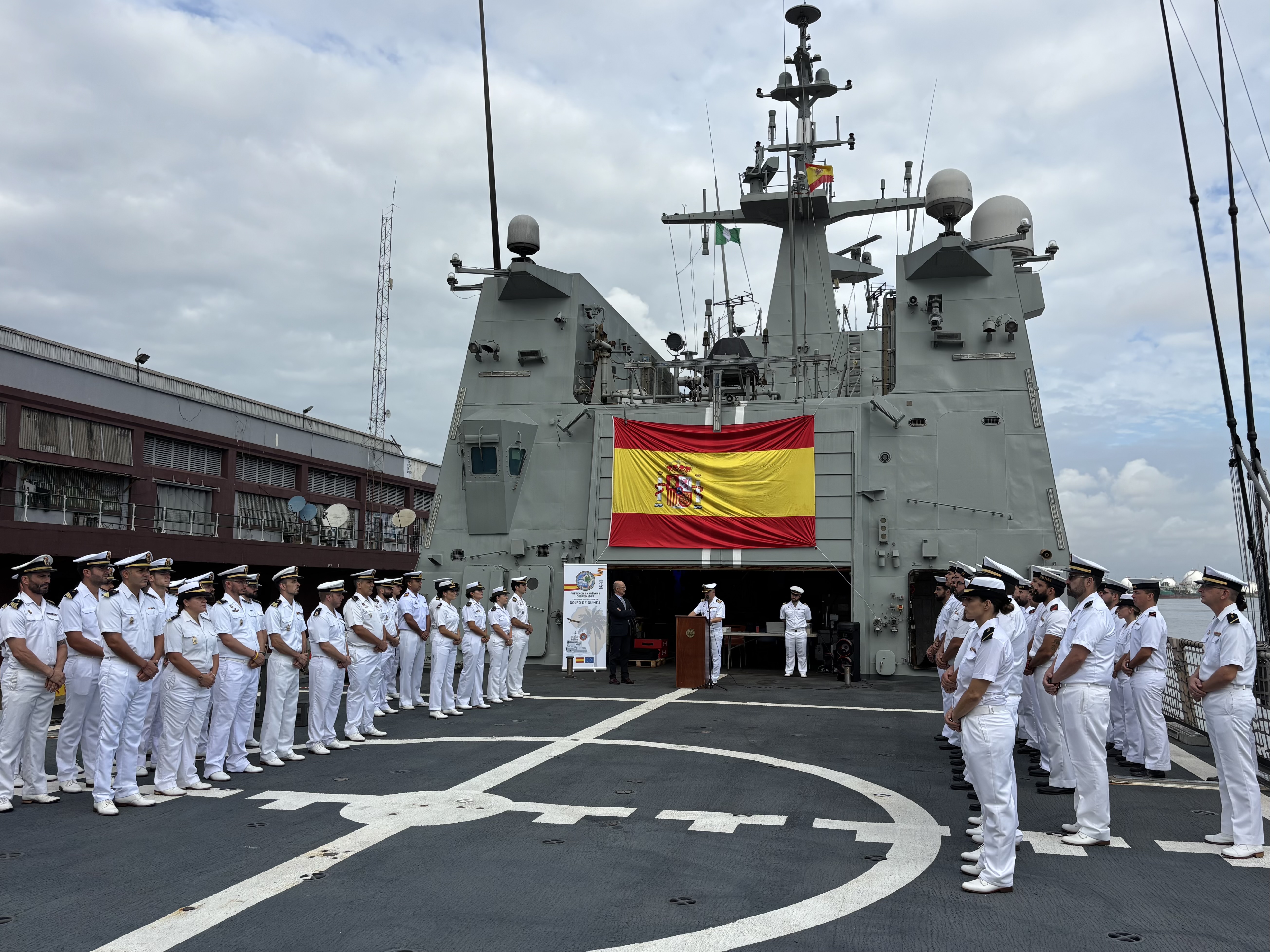 La dotación del BAM “Rayo” recibe con honores al embajador de España en Nigeria