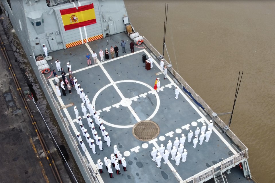 Jura de Bandera de personal civil presidida por el Embajador de España en Nigeria y el Comandante del Rayo
