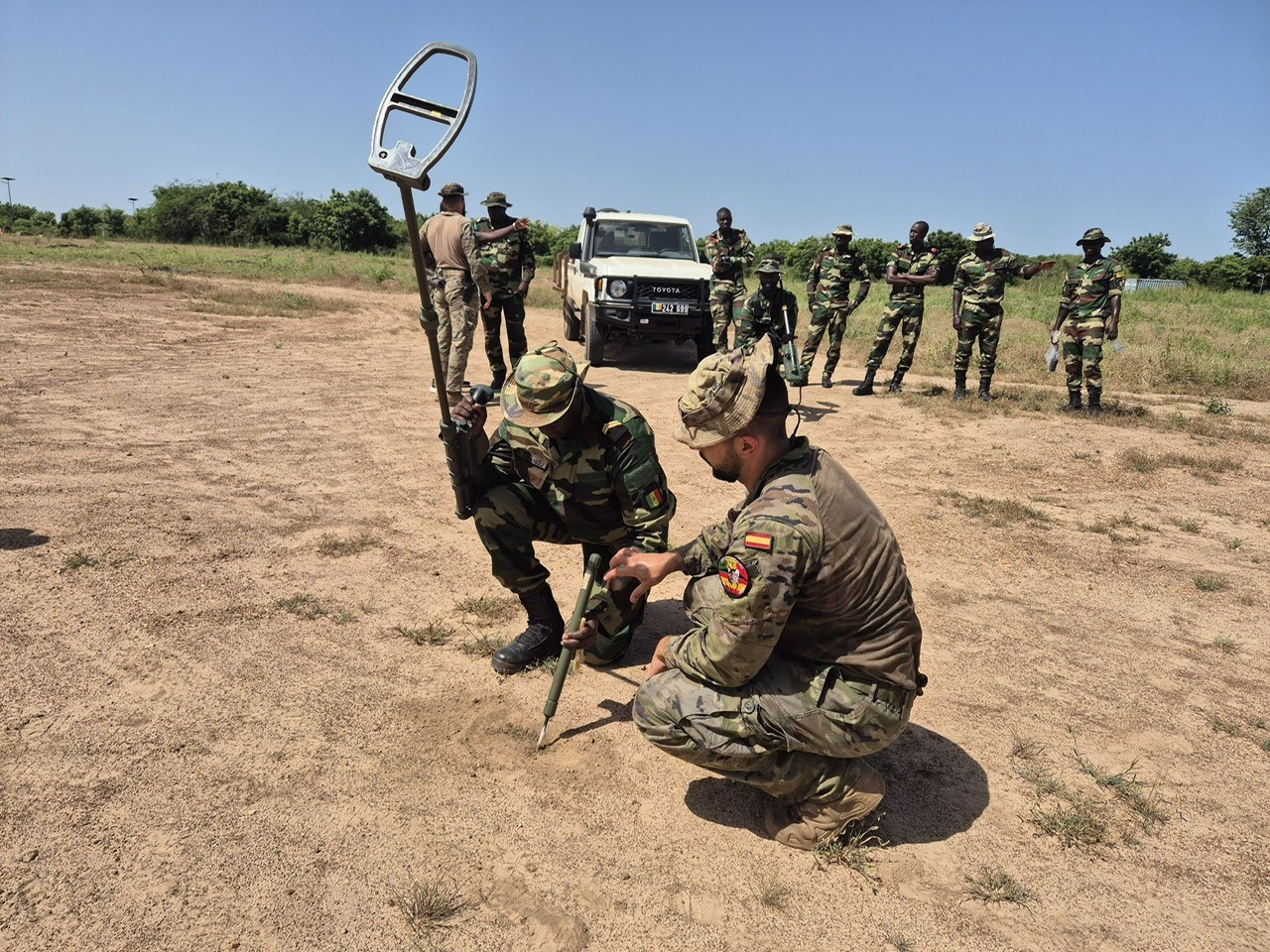 Práctica de manejo de detector en pasillo de indicios