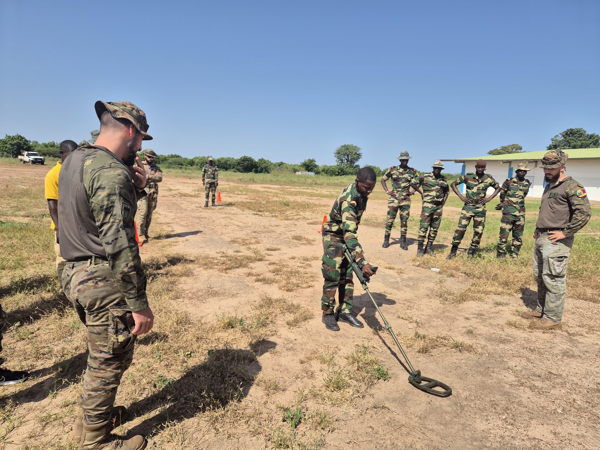 Práctica de manejo de detector en pasillo de indicios