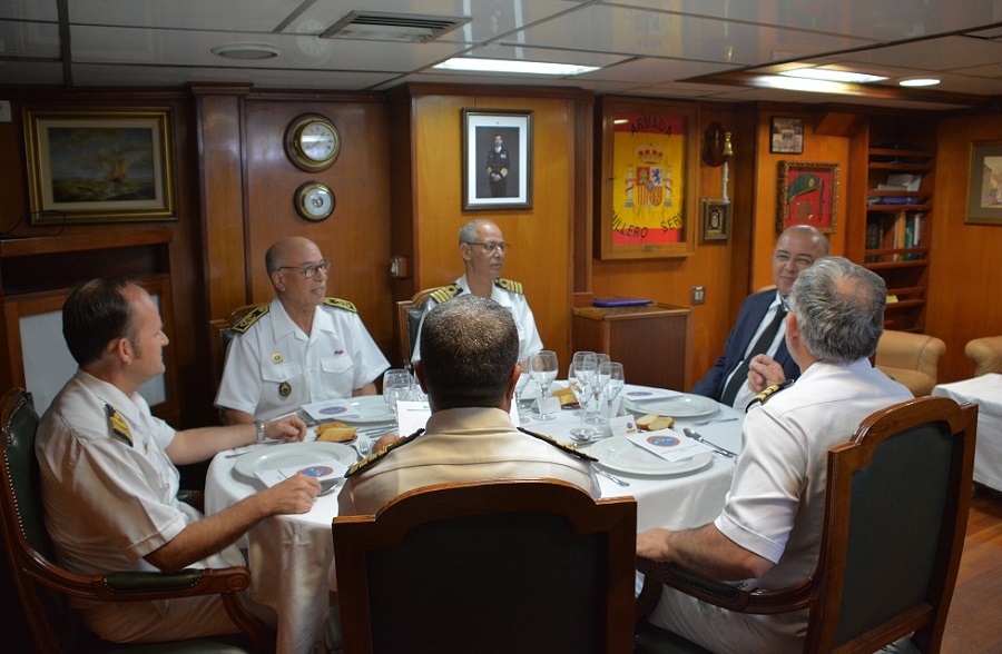 Almuerzo a autoridades locales a bordo del ‘Serviola’