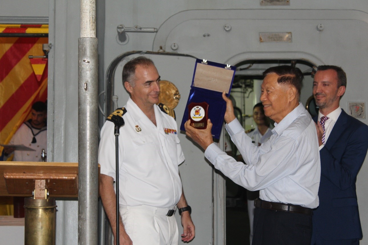 El almirante Kholak con el comandante de la fragata