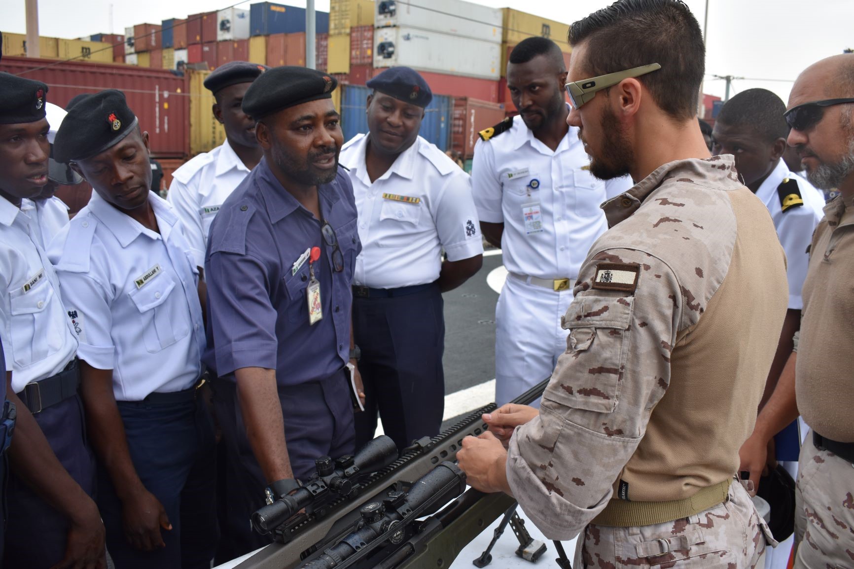 El “Atalaya” atraca en el puerto de Lagos y colabora con las Fuerzas Armadas de Nigeria