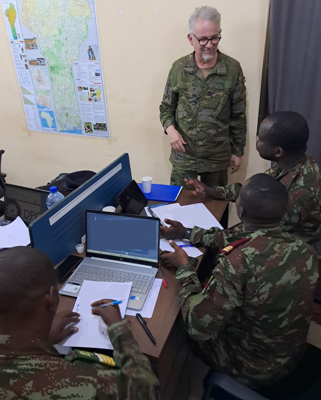 Instructor supervisando la realización de un ejercicio