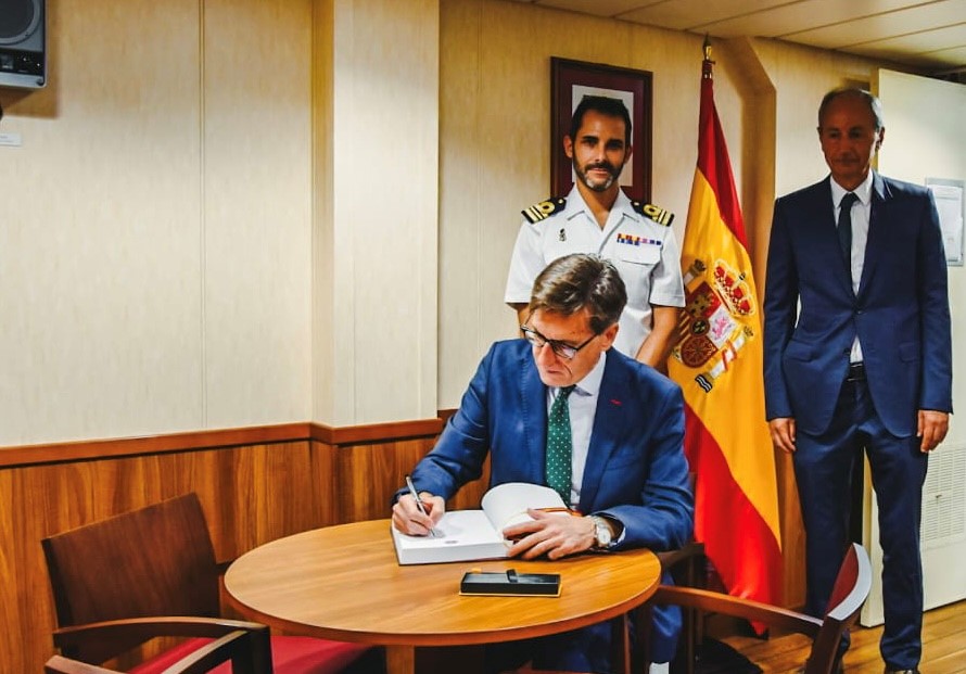 Firma del embajador de España en el libro de Honor