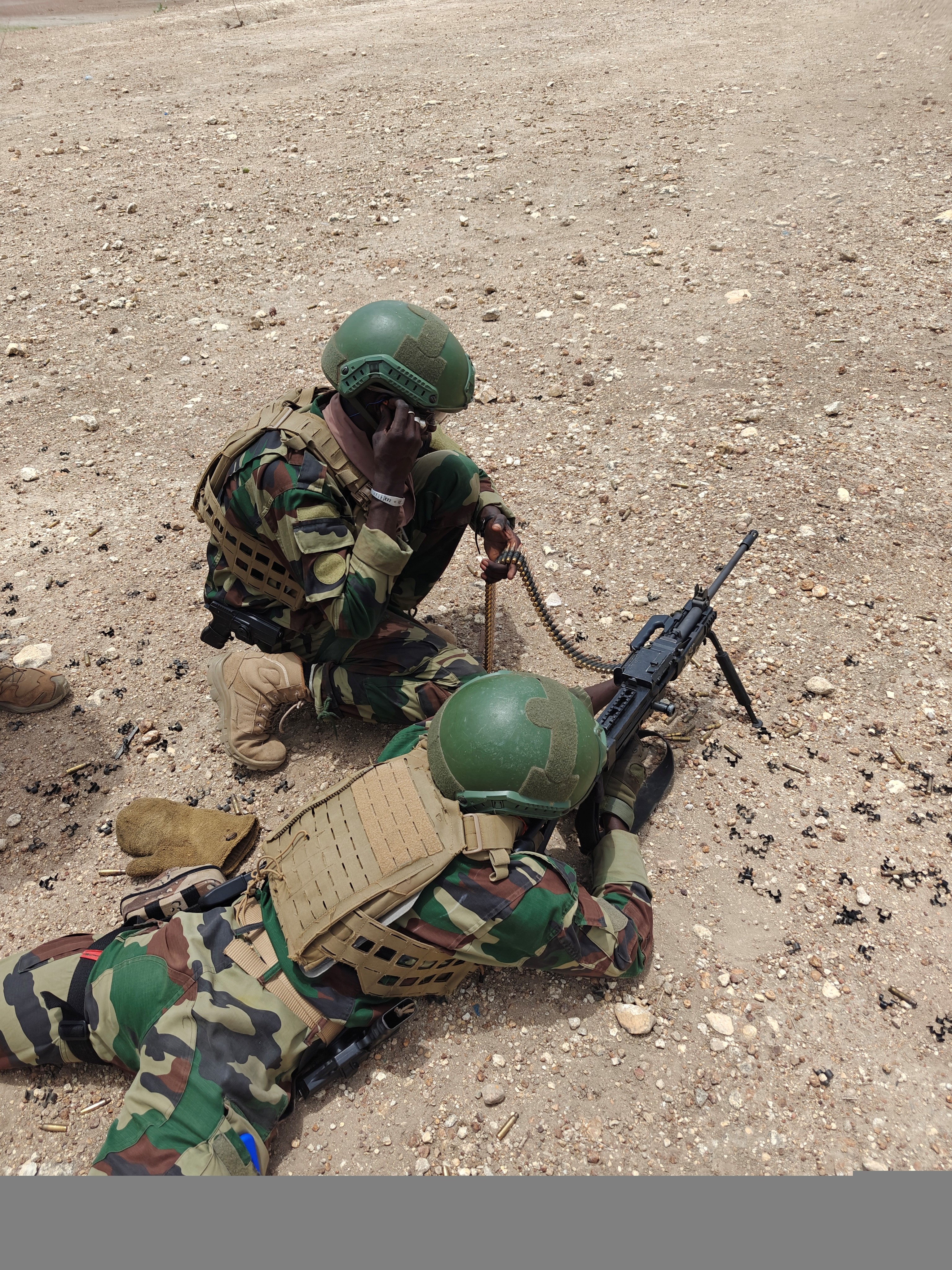 Miembros de la FSA entrenando con armamento colectivo