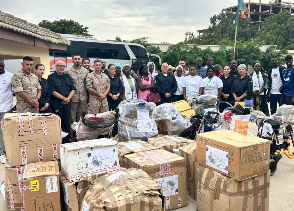 Dotación del BAM 'Rayo' tras la donación