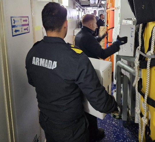 Tripulación trabaja en el BAM 'Furor'