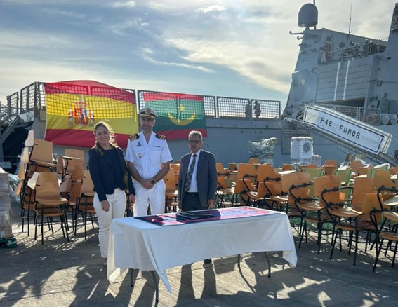 El Segundo  Comandante del BAM “FUROR” junto a los representantes de FUCAEX y la Universidad de Nuadibú