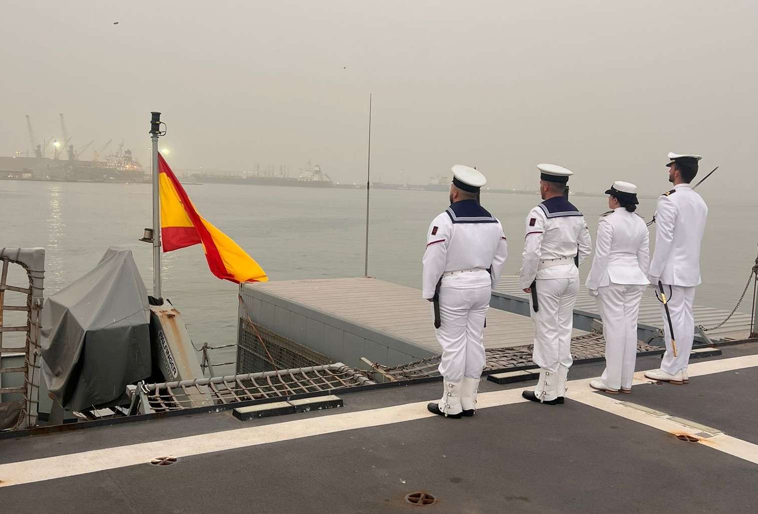 Arriado Solemne de Bandera en la cubierta de vuelo del buque