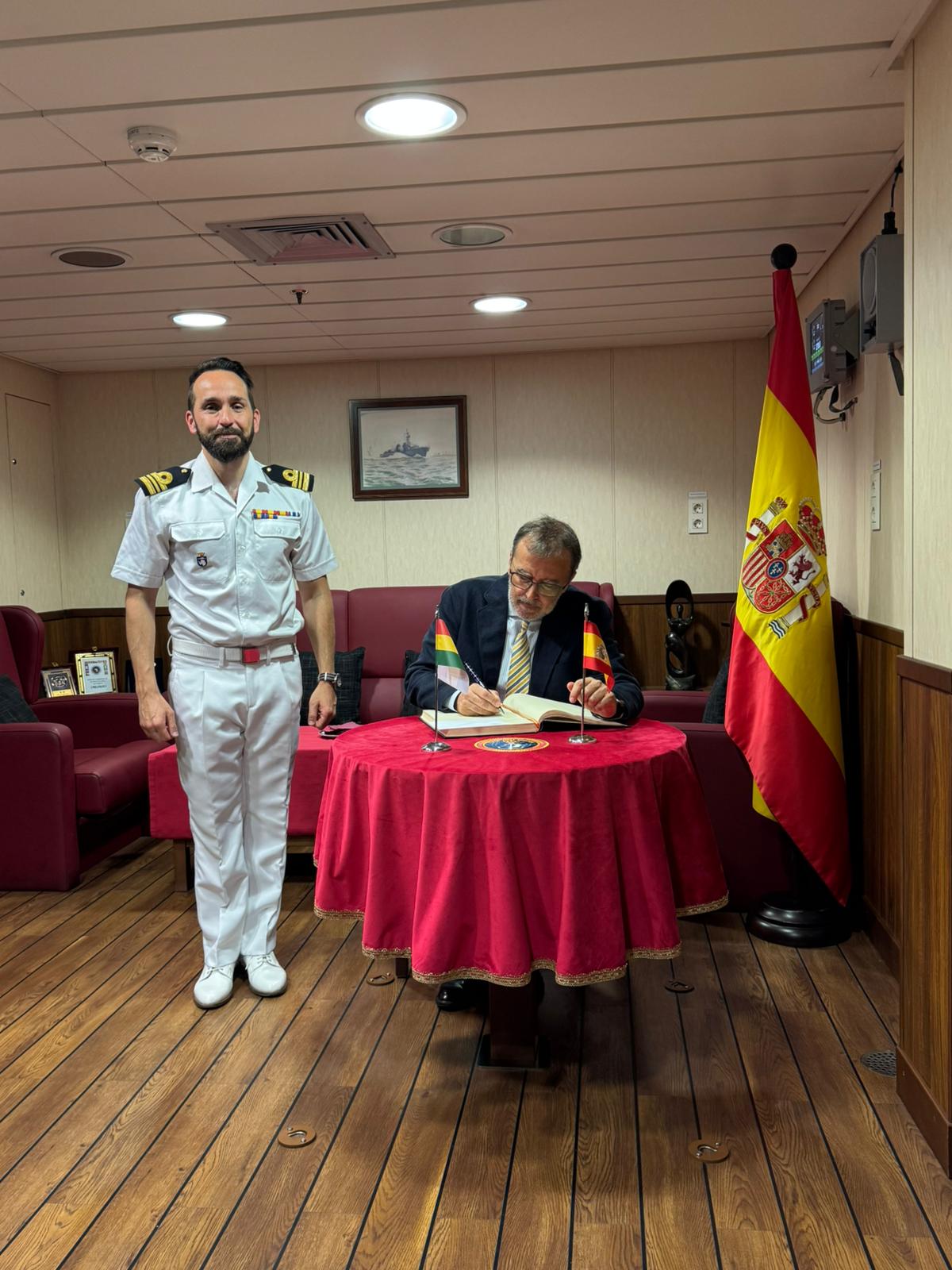 Firma del embajador de España en Ghana en el libro de honor