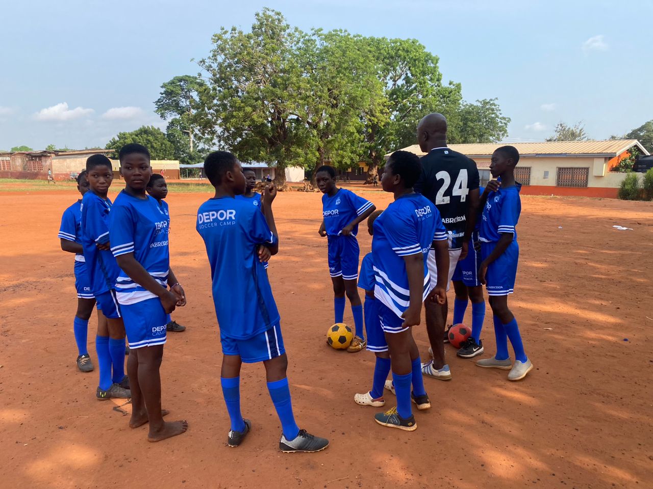Niños de Sekondi jugando con las camisetas de la Fundación RC Deportivo