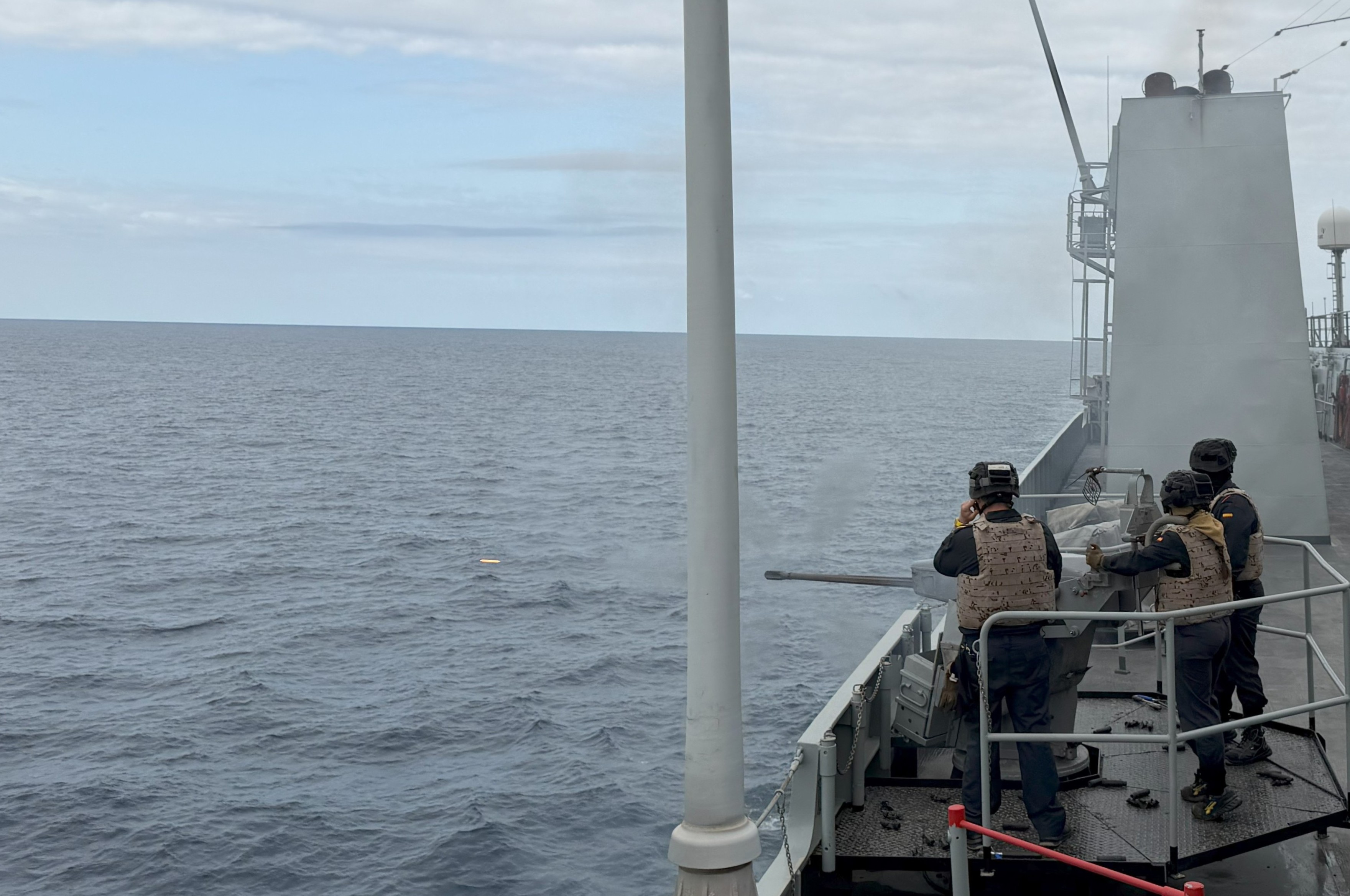 Ejercicio de tiro en la mar