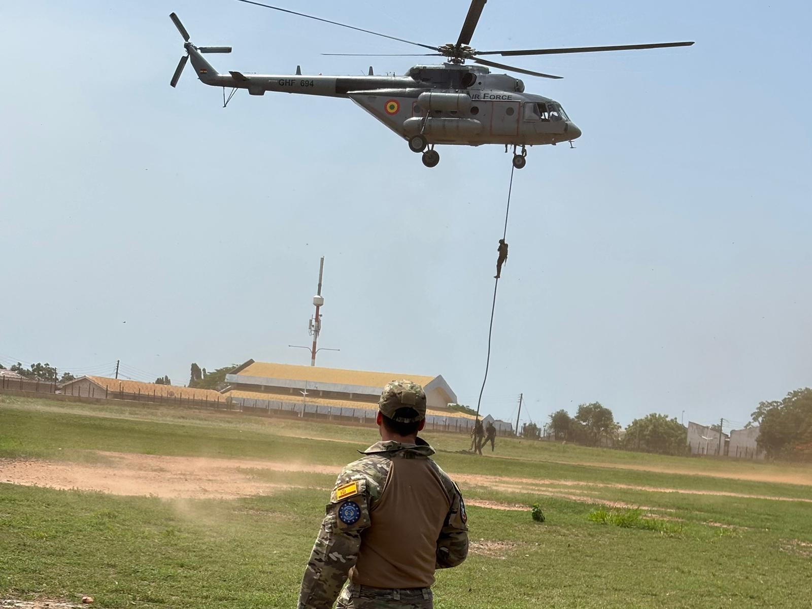 Operador del EZAPAC durante una inserción mediante fast-rope