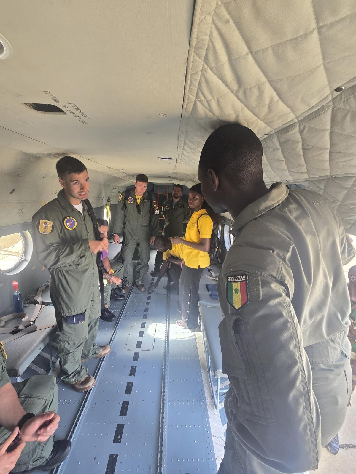 Piloto de la fuerza aérea senegalesa mostrando su aeronave