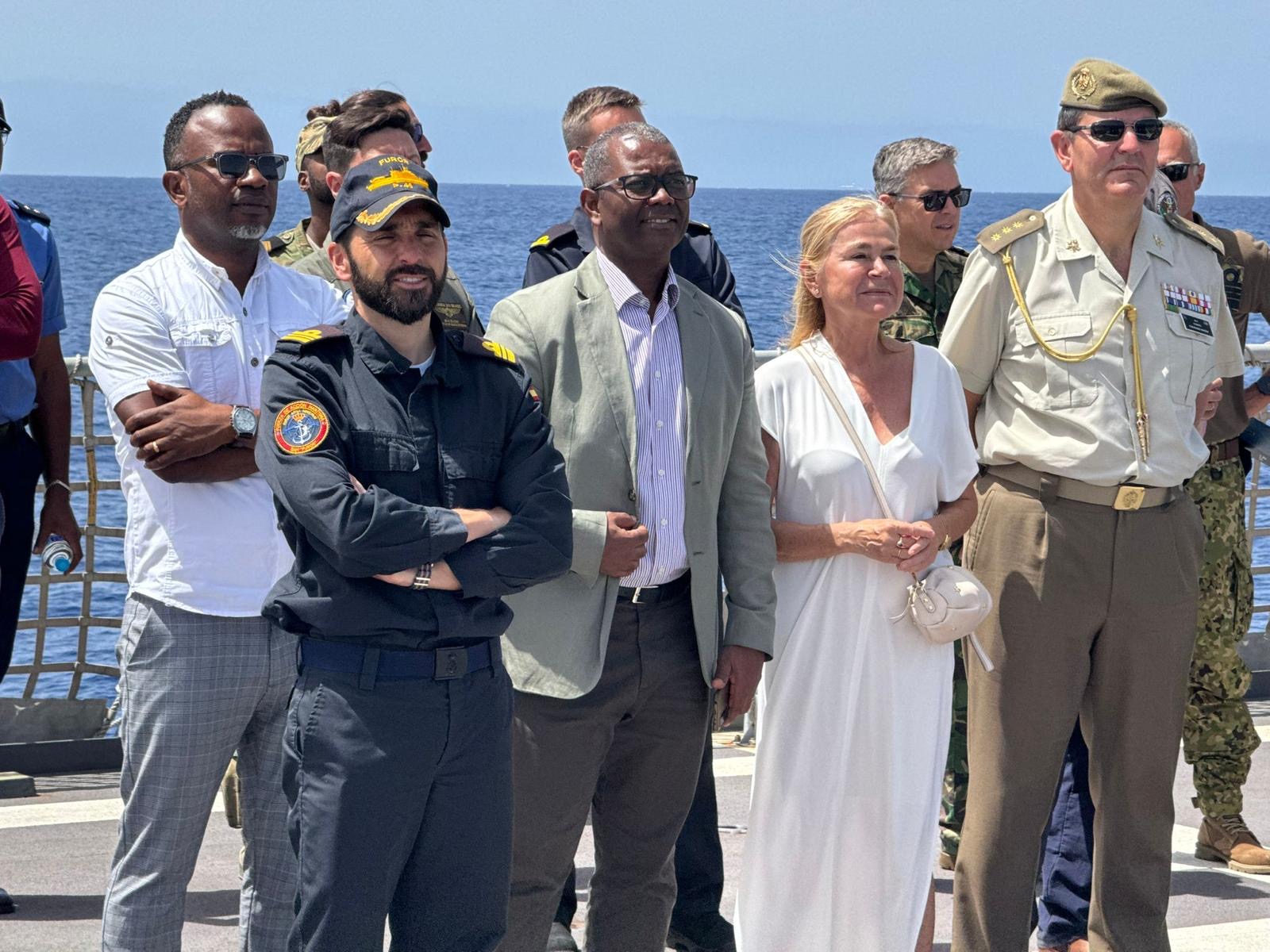 Visita a bordo de autoridades civiles y militares de Cabo Verde
