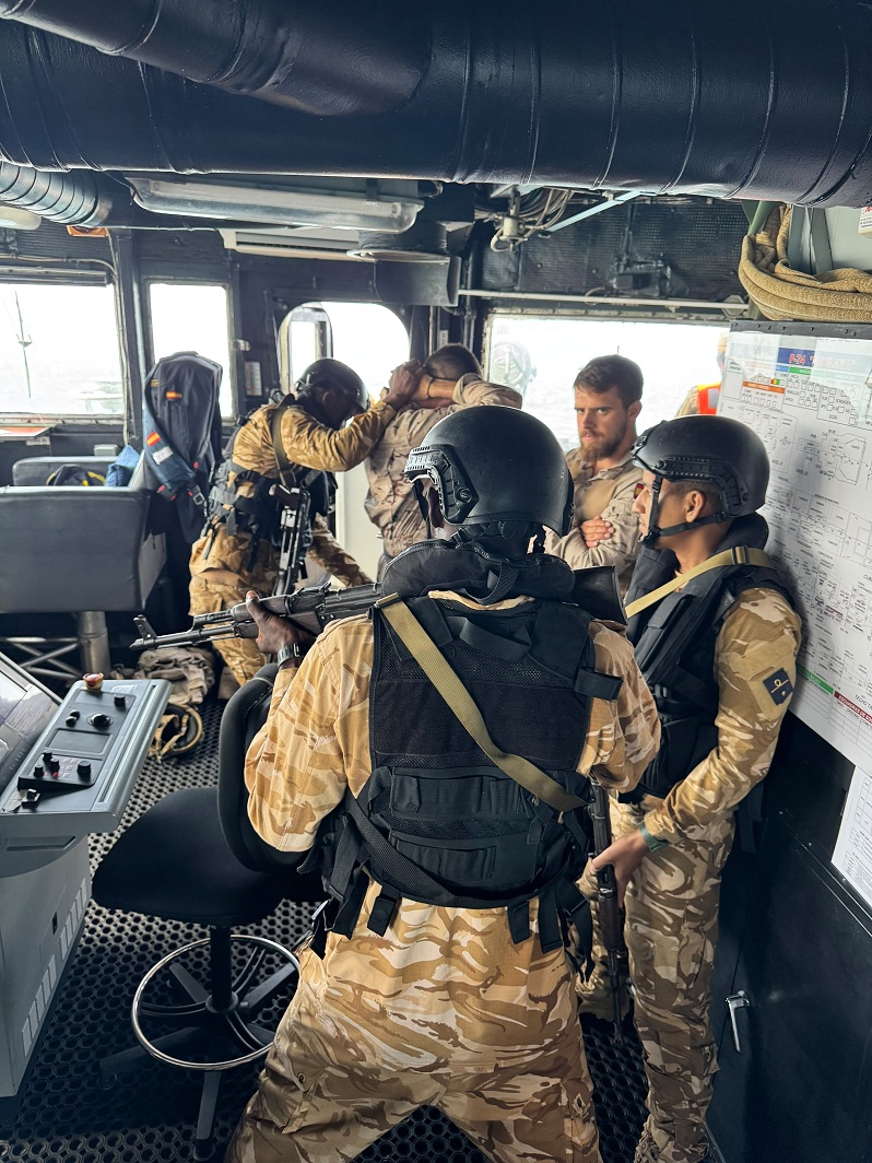 Miembros de la Armada mauritana efectuando un registro