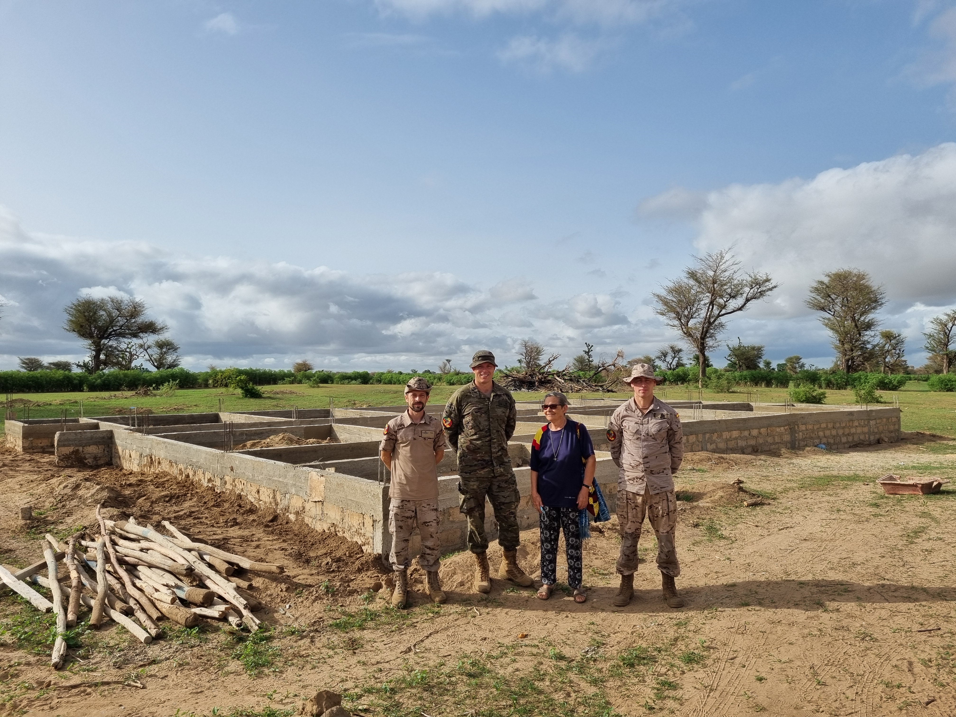 El equipo OFEN de Senegal y Sor Regina frente al proyecto del dispensario médico