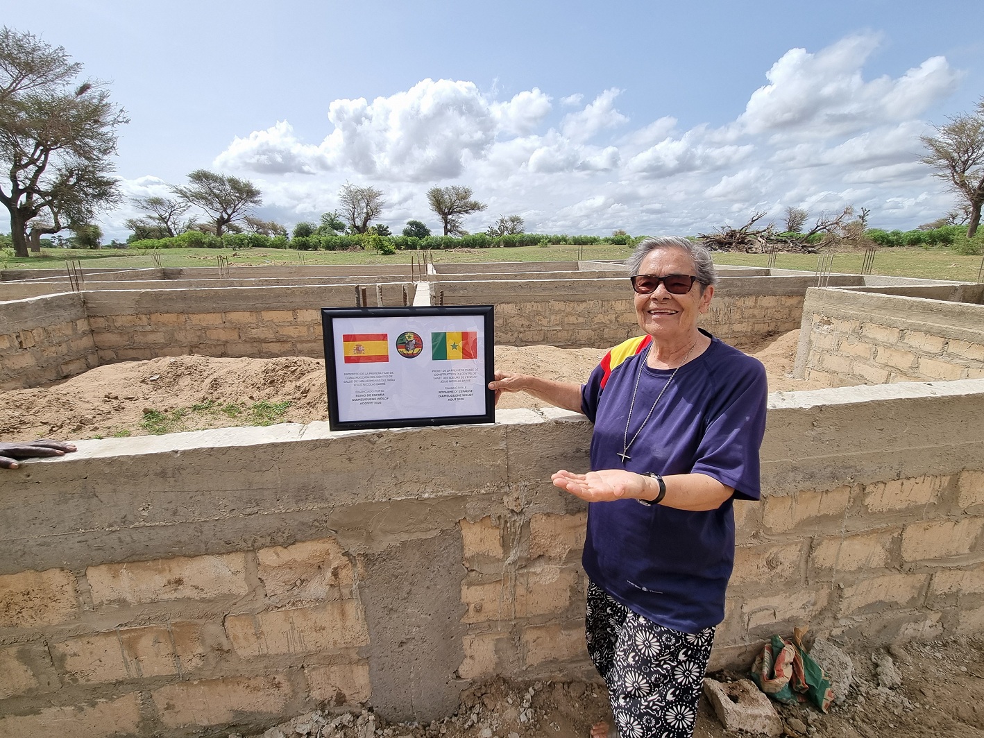 Sor Regina mostrando la placa de la inauguración del proyecto