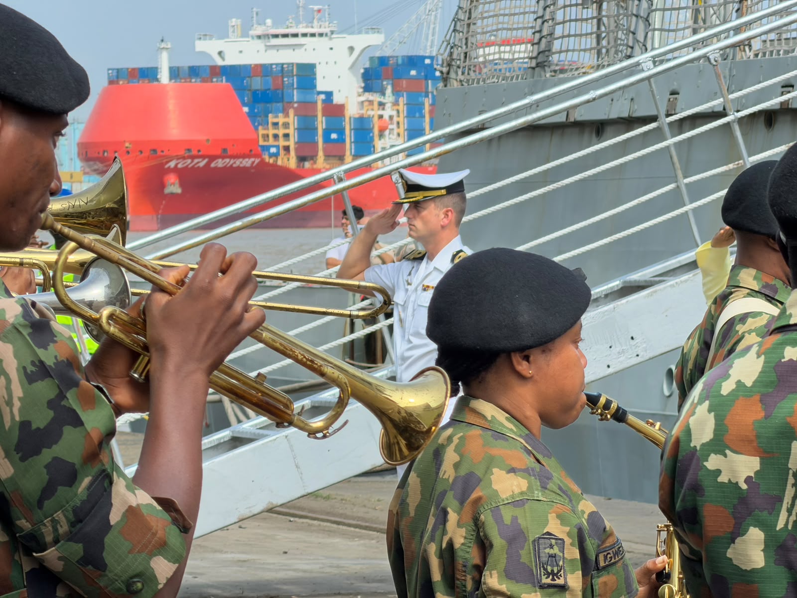 Recibimiento de la Marina nigeriana