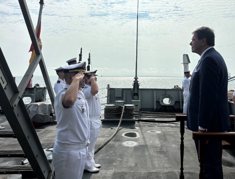 El Comandante del “Rayo” recibe al embajador de España en Gabón