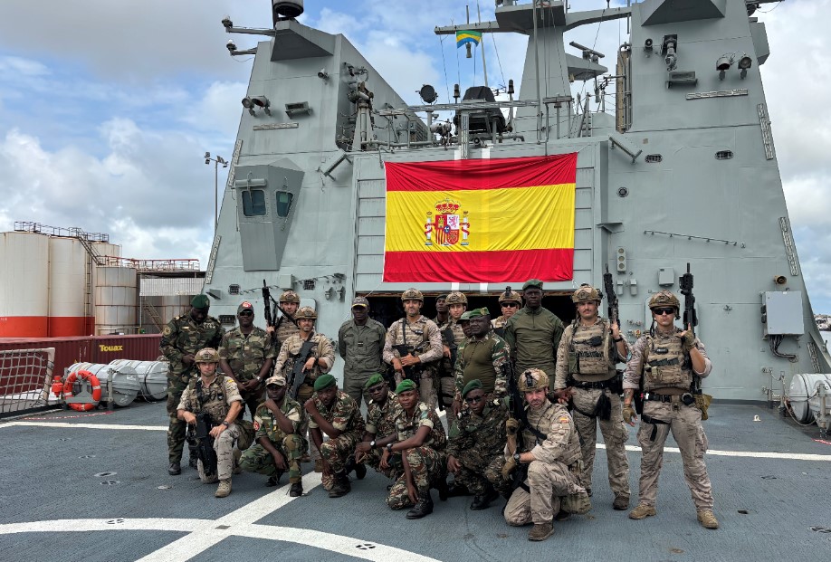 Personal del Trozo de Visita y Registro junto a militares de la marina de Gabón tras finalizar el ejercicio de abordaje