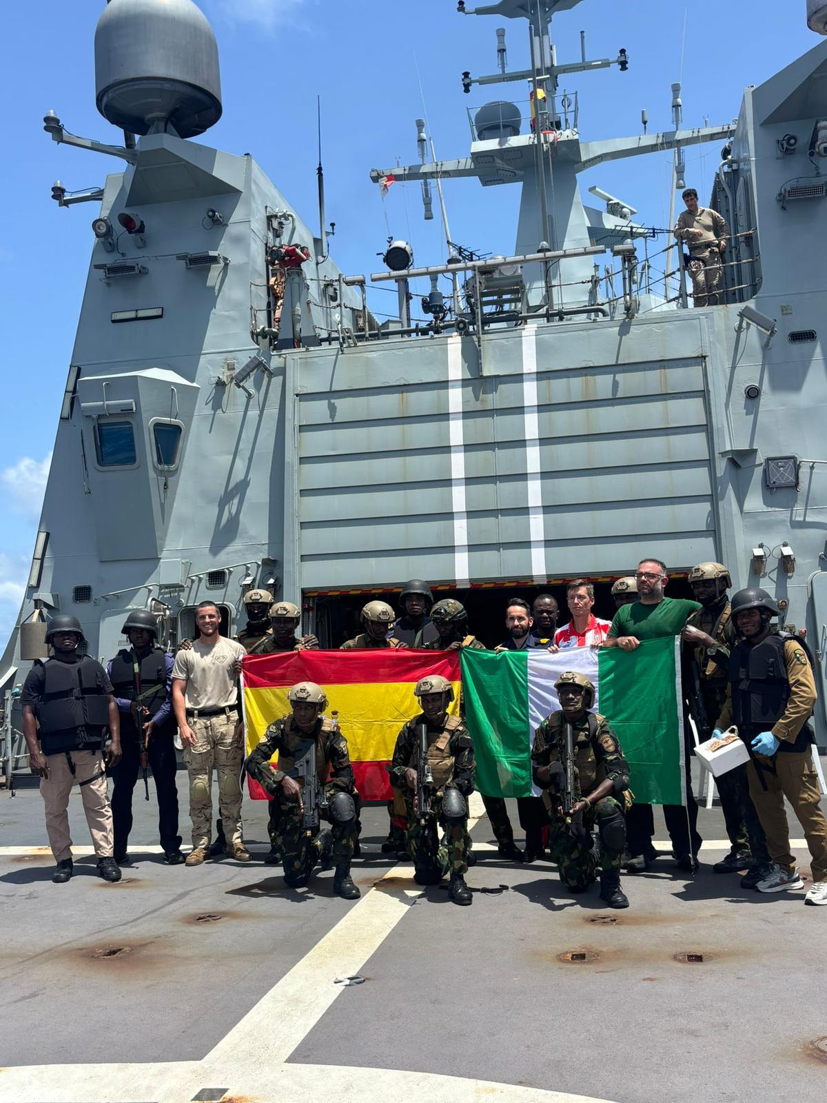 Personal de la Armada Nigeriana y dotación del BAM ‘Furor’ tras el ‘Obangame Express 26’.