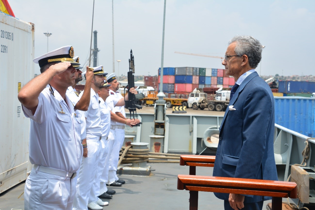 aludo a la voz durante recibimiento oficial del embajador de España en Angola