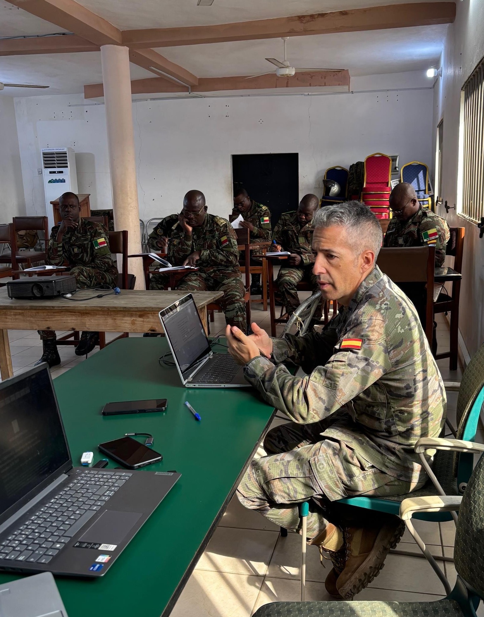 El brigada Jesús Úbeda Crespo durante una de las sesiones formativas en Cotonú