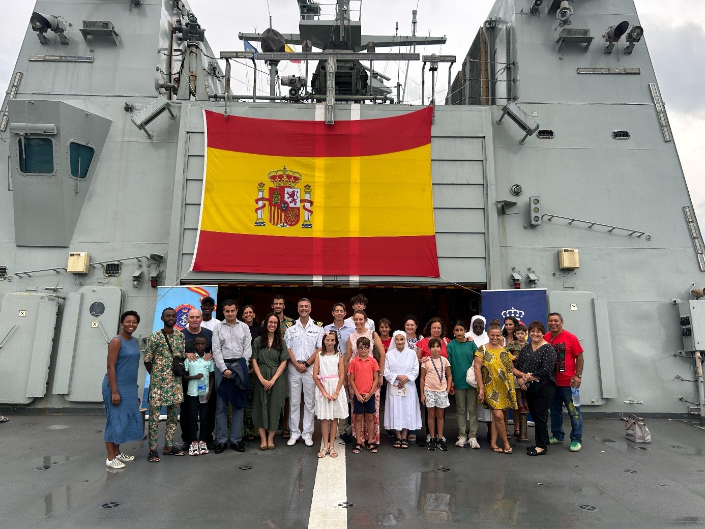 Comunidad española a bordo del BAM 'Relámpago'