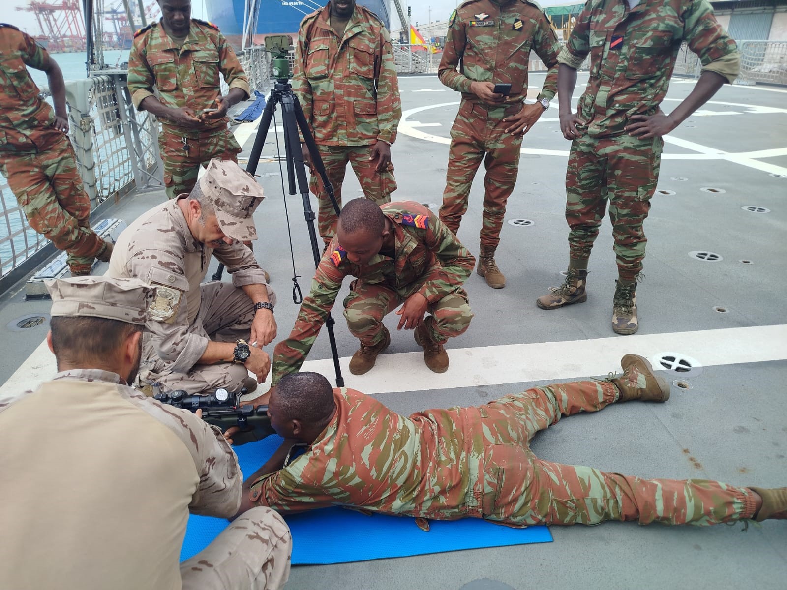 Adiestramiento junto a la Marina de Benín
