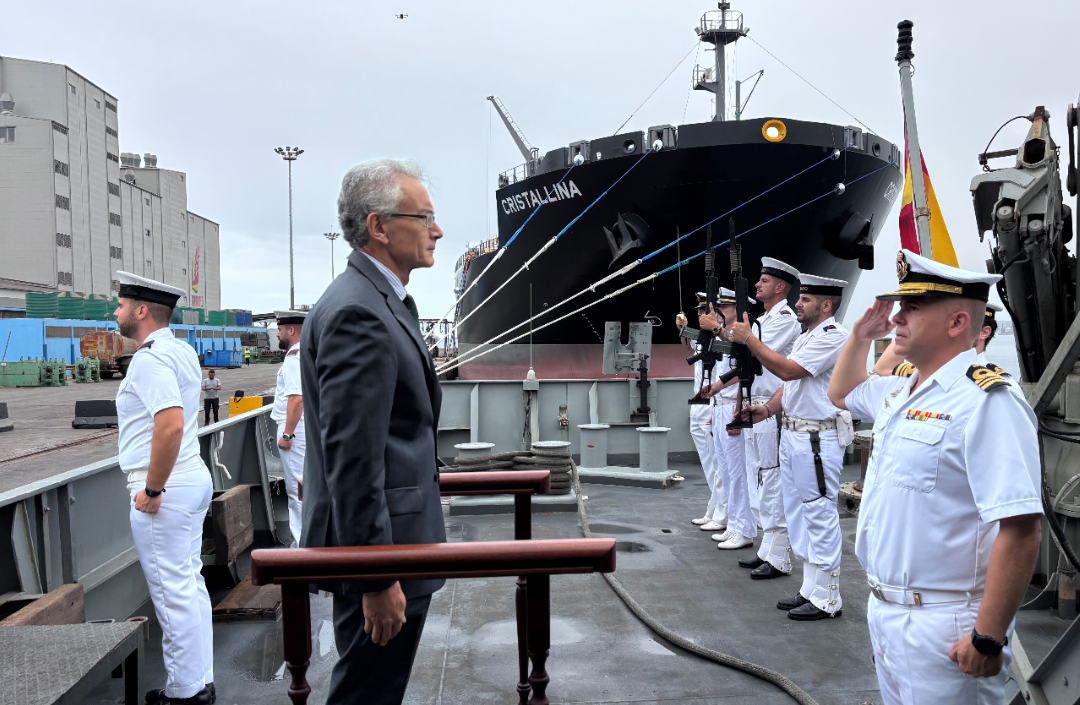 El Comandante del “Rayo” recibe al Embajador de España en Angola
