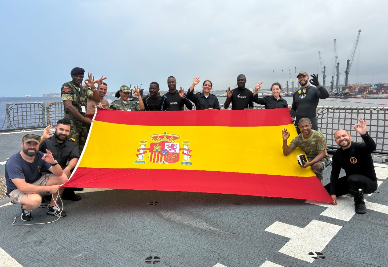 Buceadores españoles y angoleños tras finalizar la inspección de casco