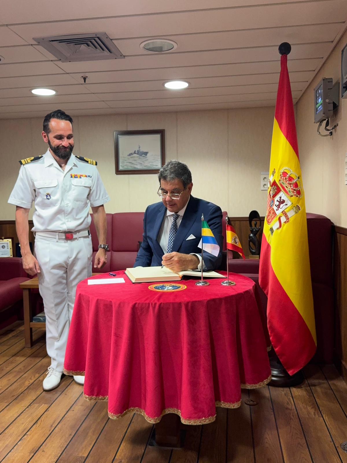 Firma del embajador de Españaen Gabón