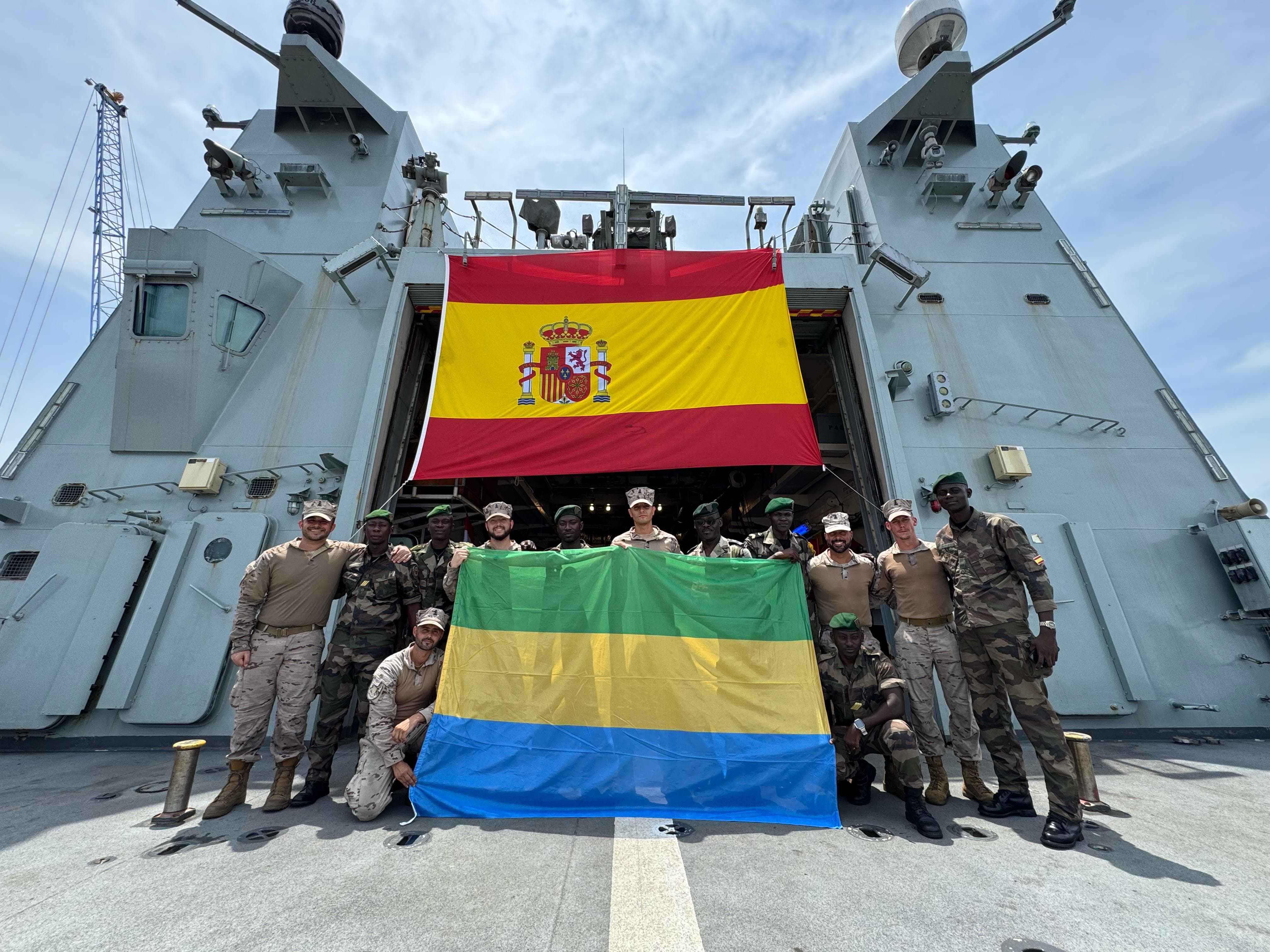 Equipo Operativo de Seguridad junto a miembros de la Marina de Guerra gabonesa