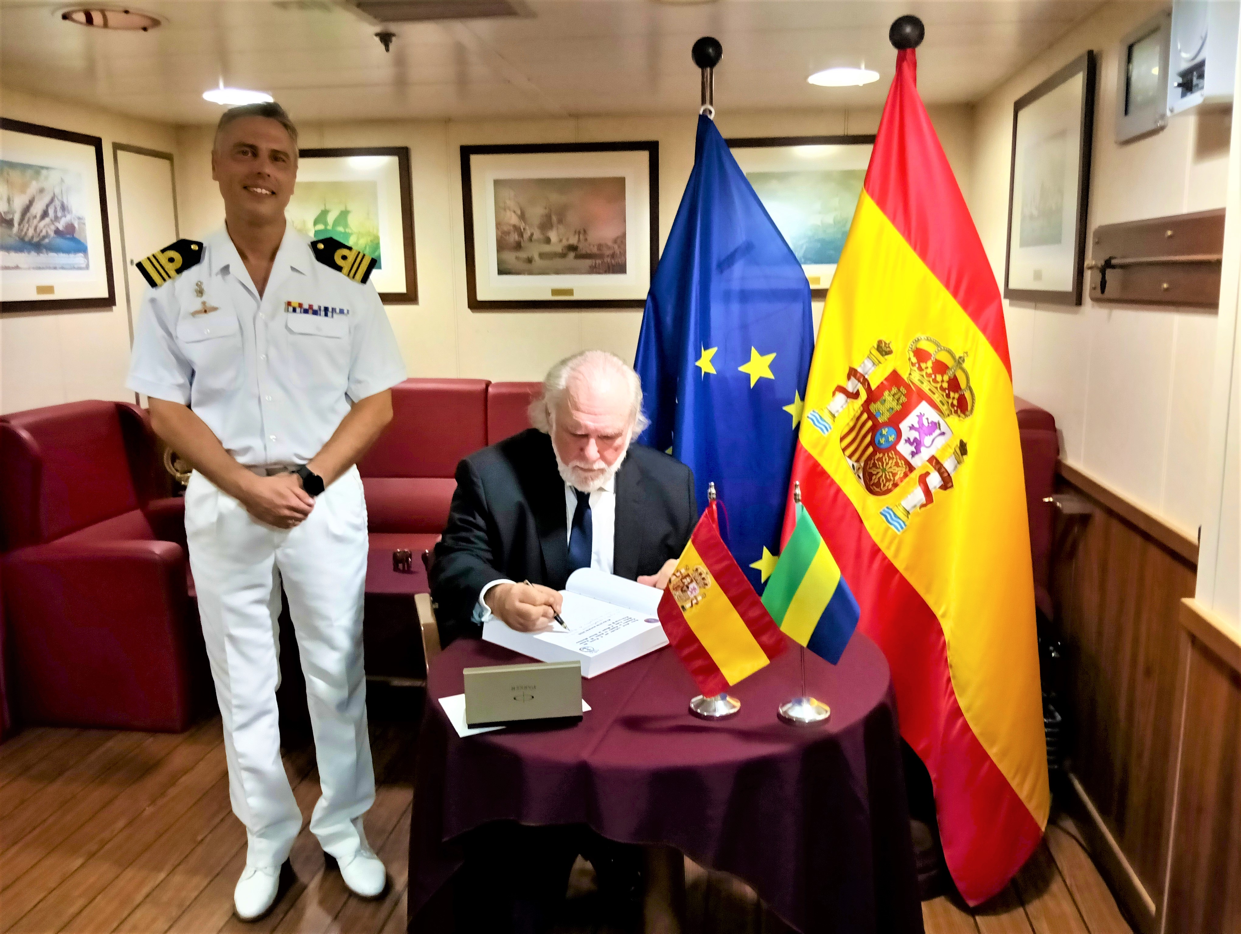 Firma del Libro de Honor del BAM ‘Relámpago’ por el embajador de España