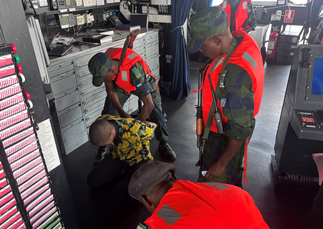 Ejercicio de abordaje con la Marina de RDC