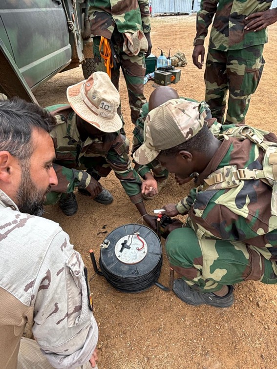Práctica de fuego sobre carga explosiva